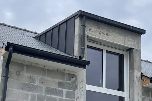 Réalisation d'une toiture en ardoises et zinc + pose gouttières