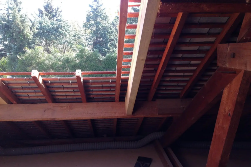 Réalisation d'une ouverture dans le toit pour la pose d'une fenêtre de toit de marque Velux