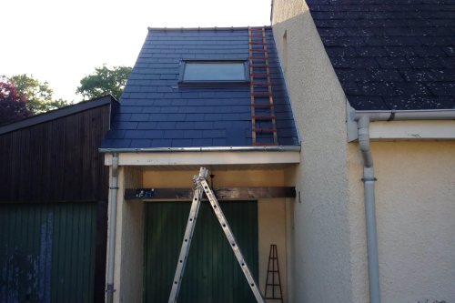 Réalisation d'une ouverture dans le toit pour la pose d'une fenêtre de toit de marque Velux