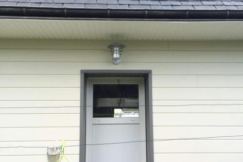 Pose d'un bardage bois extérieur avec isolant sur habitation