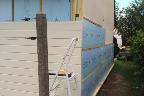 Pose d'un bardage bois extérieur avec isolant sur habitation