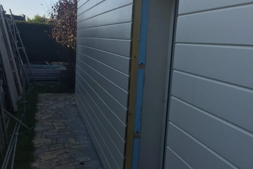 Pose d'un bardage bois extérieur avec isolant sur habitation