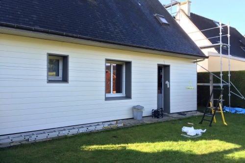 Pose d'un bardage bois extérieur avec isolant sur habitation