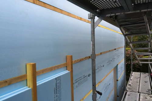 Pose d'un bardage bois extérieur avec isolant sur habitation