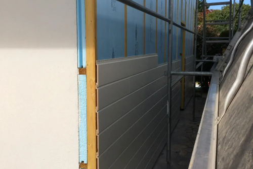 Pose d'un bardage bois extérieur avec isolant sur habitation