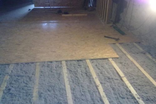 Isolation des planchers par ouate de cellulose soufflée