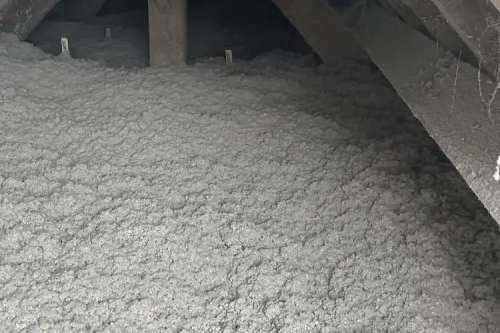 Réalisation d'une isolation par soufflage de ouate de cellulose