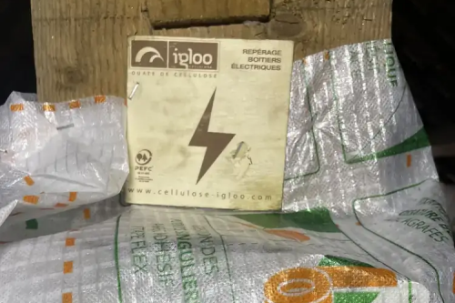 Réalisation d'une isolation par soufflage de ouate de cellulose