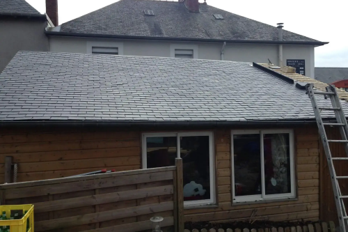 Réalisation d'une toiture en ardoises naturelles