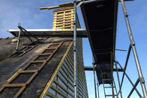 Pose d'un bardage en ardoises naturelles sur pignons