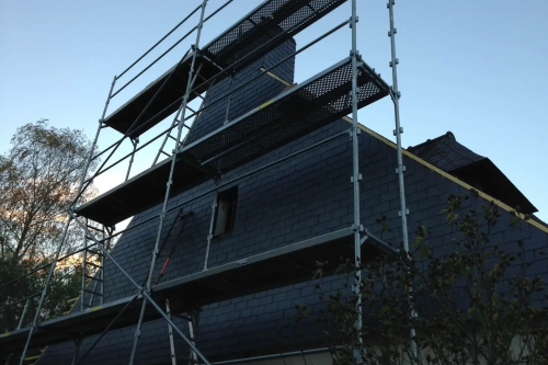 Pose d'un bardage en ardoises naturelles sur pignons