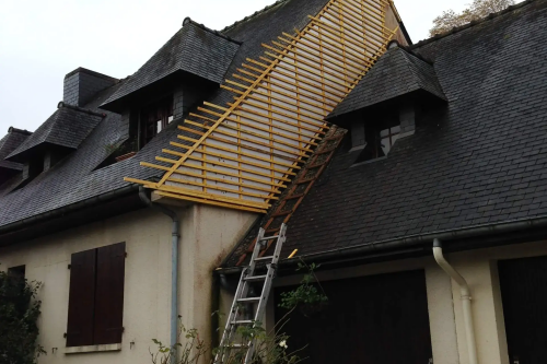 Pose d'un bardage en ardoises naturelles sur pignons