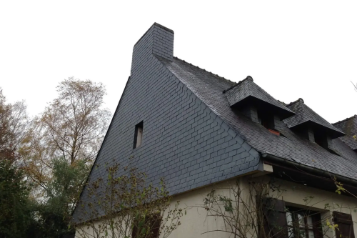 Pose d'un bardage en ardoises naturelles sur pignons