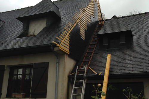 Pose d'un bardage en ardoises naturelles sur pignons