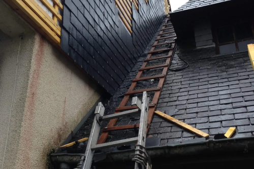 Pose d'un bardage en ardoises naturelles sur pignons