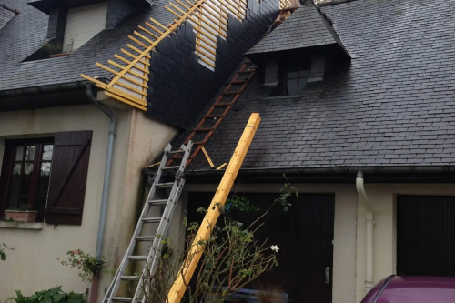 Pose d'un bardage en ardoises naturelles sur pignons