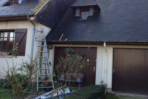 Pose d'un bardage en ardoises naturelles sur pignons