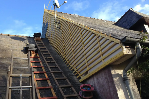 Pose d'un bardage en ardoises naturelles sur pignons