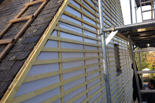 Pose d'un bardage en ardoises naturelles sur pignons