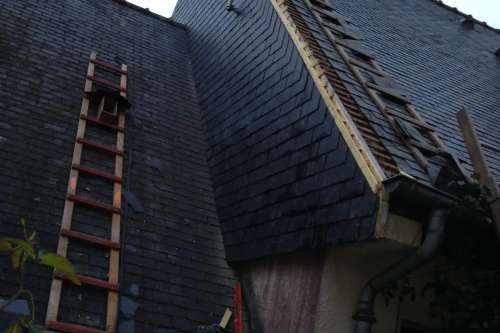 Pose d'un bardage en ardoises naturelles sur pignons