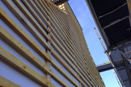 Pose d'un bardage en ardoises naturelles sur pignons